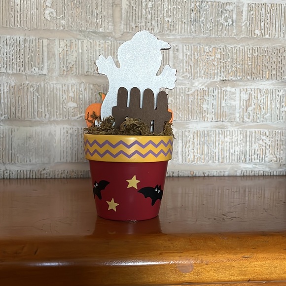 Halloween decor, ghost in flower pot with pumpkins, 7” from top to bottom - Picture 2 of 2